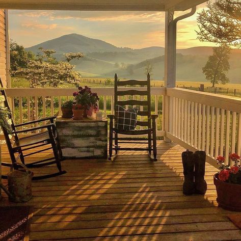 Southern Grandma Aesthetic, Southern Home Aesthetic, Portico Shabby Chic, Farm Dream, San Myshuno, Dream Farm, Future Farms, Southern Life, Dream Life House