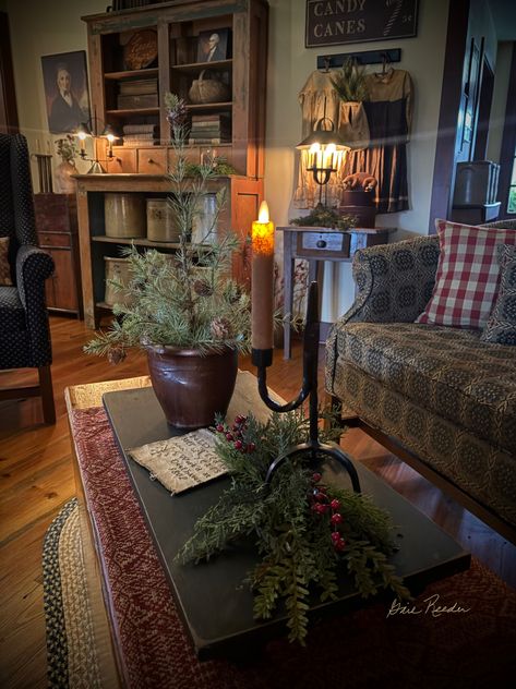 Primitive Colonial Living Room, Primitive Living Room Ideas, American Colonial Decor, Early American Christmas, Gail Reeder, Early American Decorating, Colonial Bedrooms, Colonial Primitive Decor, Colonial Living Room