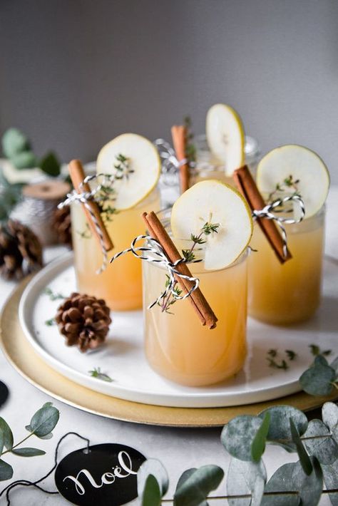 Christmas Party Drinks, Cinnamon Syrup, Drink Party, Christmas Drink, Pear Juice, Healthy Recipes Easy Snacks, Pumpkin Spice Cupcakes, Winter Drinks, Tonic Water