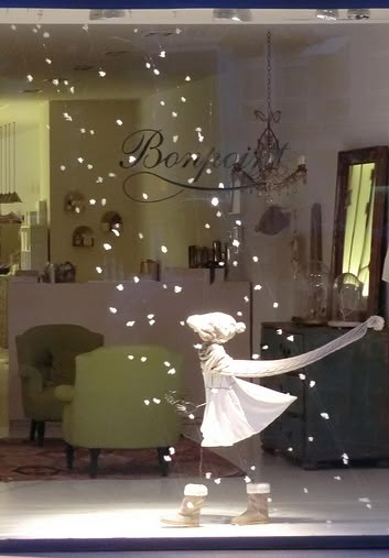 Gorgeous "motion" window Winter Window Display, Holiday Window Display, Decoration Vitrine, Window Display Ideas, Windows Display, Store Window Display, Store Window Displays, Christmas Window Display, Christmas Windows