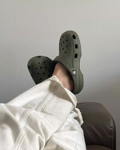 Khaki Crocs Outfit, Emo Crocs, Lynn Aesthetic, Crocs Aesthetic Outfit, Green Ootd, Crocs With Jibbitz, Crocs Aesthetic, Shoe List, Crocs Outfit