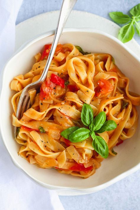 Easy 15-minute one-pot pasta made with very basic ingredients! It's simple, frugal and delicious! #onepotpasta #easyonepotpasta #tomatopasta #veganpasta #onepotmeal One Pot Linguine Recipes, College Cooking Recipes, Easy One Pot Pasta, Pot Pasta Recipes, Pan Pasta, Chicken Fajita Pasta, College Cooking, Sunny Kitchen, One Pot Pasta Recipes