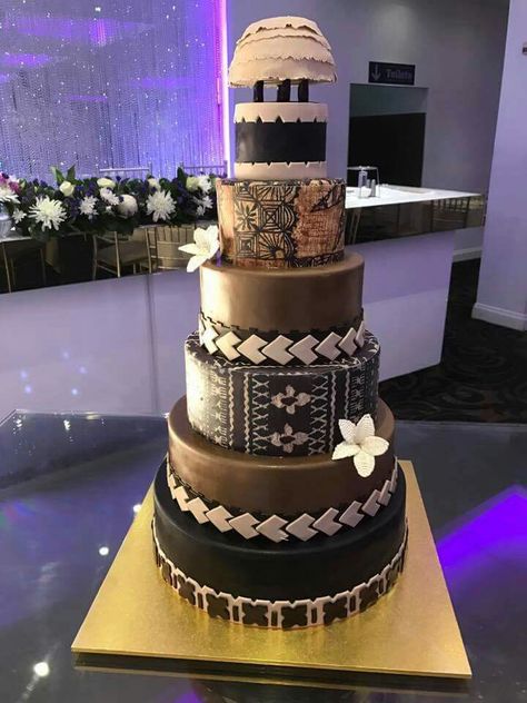 tongan wedding cake Miriam Marshall Poly Life... Samoan Wedding Cake, Polynesian 21st Birthday, African Inspired Wedding Cakes, Samoan Wedding Ideas, Samoan Wedding Decorations, Samoan Cake, Polynesian Wedding Dress, Samoan Decor, Island Cake Ideas