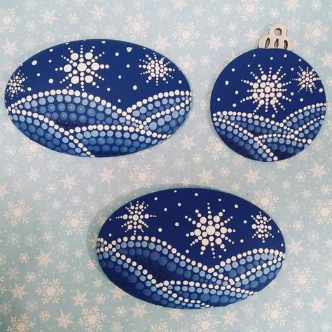 Painting Snowflakes, Christmas Pebble Art, Christmas Mandala, Mandala Painted Rocks, Diy Rock Art, Mandala Rock Art, Christmas Rock, Painted Rocks Craft, Rock Painting Patterns