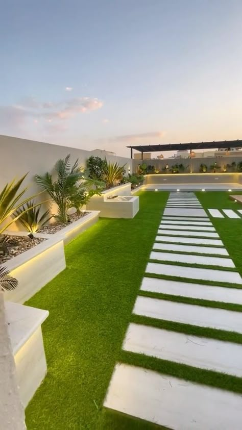 Turf Side Yard Ideas, Modern Patio Design Luxury, Modern Garden Design Landscaping Ideas, Modern Backyard Landscaping Small Yards, Minimalist Backyard Landscaping Design, Home Garden Design Modern, Modern Backyard Landscaping Designs, Modern House Backyard, Modern House Garden