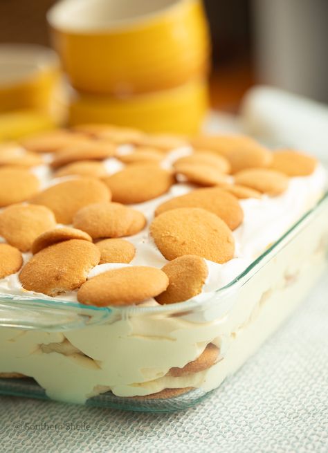 This quick and easy banana pudding recipe is made in an 8x8 Pyrex dish with layers of vanilla wafers, fresh bananas and cool whip. Quick Banana Pudding, Quick And Easy Banana Pudding, Banana Pudding Easy, Cool Whip Banana Pudding, Vanilla Wafer Dessert, Southern Banana Pudding Recipe, Vanilla Wafer Banana Pudding, Vanilla Wafer Recipe, French Coconut Pie