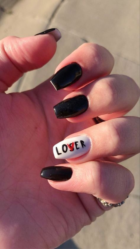 Easy Edgy Nails, Almond Easy Nail Designs, Nails Design Easy At Home, Halloween Nails Paint, Cute Nail Ideas For Acrylics Short, Nail Design Ideas For Short Nails, Easy Nail Art Square Nails, Black And Grey Nails Designs Simple, Cute Grunge Nail Ideas