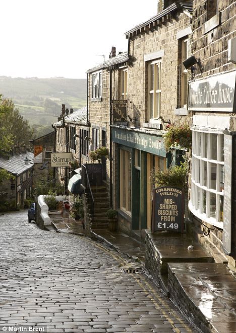 Victorian Street Victorian Countryside Aesthetic, Victorian Street Aesthetic, Victorian London Architecture, Victorian Village Aesthetic, 1880s Architecture, Victorian England Aesthetic, Victorian Yorkshire, Victorian Neighborhood, Haworth England