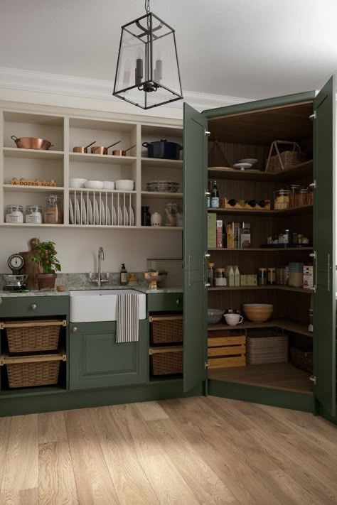 Shaker Kitchens, Kitchen Traditional, Kitchen Transitional, Desain Pantry, Corner Pantry, Transitional Decor Living Room, Transitional Decor Kitchen, Kitchen Pantry Design, Transitional Kitchen