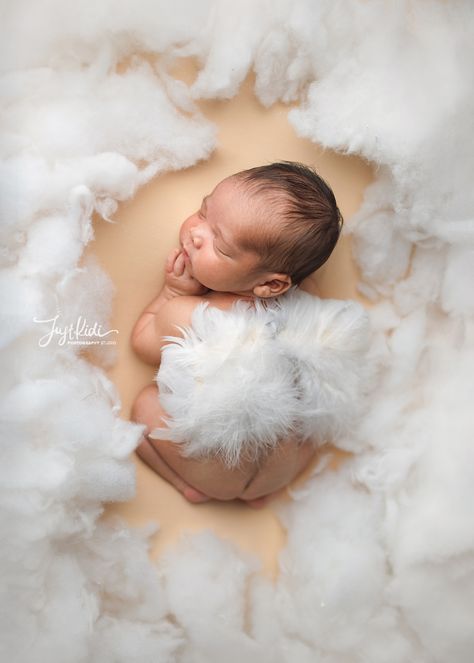 Luxury Newborn Photography, Newborn Photoshoot Theme, Newborn Lighting, Newborn Photoshoot Ideas, Born Baby Photos, Photoshoot Newborn, Baby Boy Newborn Pictures, Baby Milestones Pictures, Foto Newborn