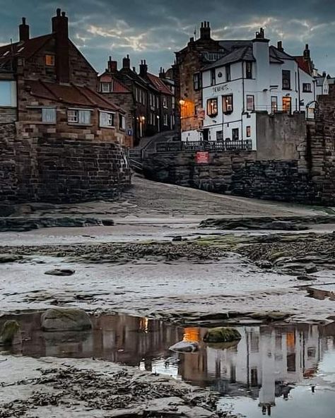 Urban Sketching Reference Photos, Paranormal Detective, Red Pegasus, Whitby England, Dracula By Bram Stoker, Yorkshire Landscape, Robin Hoods, Robin Hoods Bay, Harbour Town