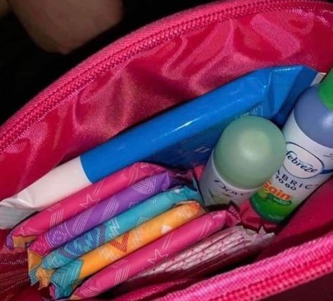 Emergency Kit For Girls, Period Kit, Period Hacks, Improve Energy Levels, Purse Essentials, Improve Energy, Baddie Tips, Body Hacks, روتين العناية بالبشرة