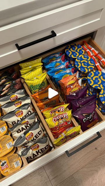 Catherine Benson on Instagram: "Spring break kicks off in 2.5 hours, so I’m getting ready! 🍪🥒🧀🍓  #asmr #springbreak #restock #randomgroceryrestock #momlife #organizedhome #foodie #snacks #groceryrestock" Cubicle Snack Station, Home Office Snack Station, Restocking And Organizing, Snacks Organization Ideas, Salon Snack Bar Ideas, Office Snack Station Ideas, Snack Display Ideas, Snack Pantry Organization, Snack Station Ideas