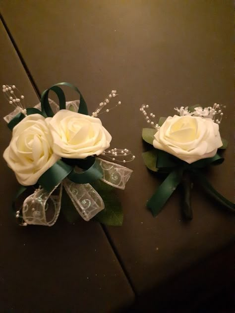 Corsage For Green Dress, Hoco Corsage, Boutonnière Ideas, Eye Makeup Prom, Green Boutonniere, Prom Flowers Corsage, Homecoming Flowers, Prom Planning, Prom Picture Ideas