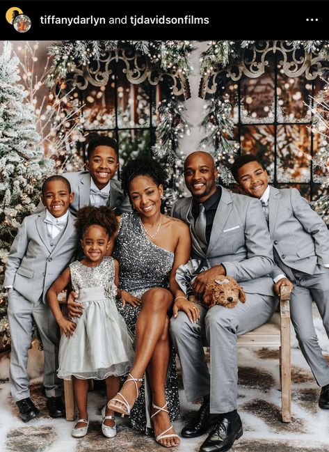 Family Holiday Portraits, Formal Christmas Pictures, Formal Christmas Pictures Family Red, Christmas Black Family Photos, Christmas Photoshoot White Background, Formal Holiday Photoshoot Family, Black Family Christmas, Holiday Photos Black Family, Black Christmas Photoshoot Family