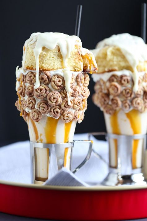 Cinnamon Roll Milkshake Crazy Milkshakes, Crazy Shakes, Homemade Milkshake, Milkshake Recipe Easy, Ultimate Brownies, Crazy Food, Milkshake Recipe, Cinnamon Toast Crunch, Milkshake Recipes