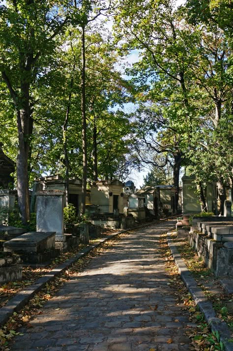 Cimetière du Père Lachaise, Paris French Vibes, Study Things, Pere Lachaise Cemetery, Edith Piaf, Parisian Life, Louis Xiv, Reading Journal, Rest In Peace, In Peace