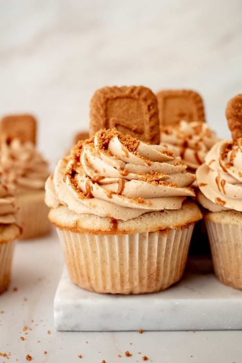 Lightly spiced vanilla cupcakes filled with speculoos cookie butter, topped with cookie butter frosting, cookie butter drizzle and a Lotus Biscoff cookie. These Biscoff cookie butter cupcakes are so indulgent and so, so good, you will want to make these ALL the time. Cookie Butter Cupcakes, Cookie Butter Frosting, Biscoff Cupcakes, The Best Cupcakes, Speculoos Cookie Butter, Speculoos Cookies, Cupcakes Filled, Girl Shower Ideas, Best Cupcakes