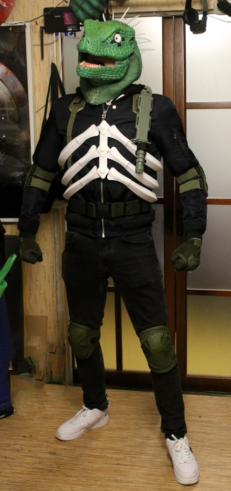 Kaiman's cosplay from Dorohedoro Dorohedoro Aesthetic, Dorohedoro Cosplay, Caiman Dorohedoro, Kaiman Dorohedoro, Dorohedoro Kaiman, Q Hayashida, Metal Gear Rising, Cool Masks, Cosplay Diy