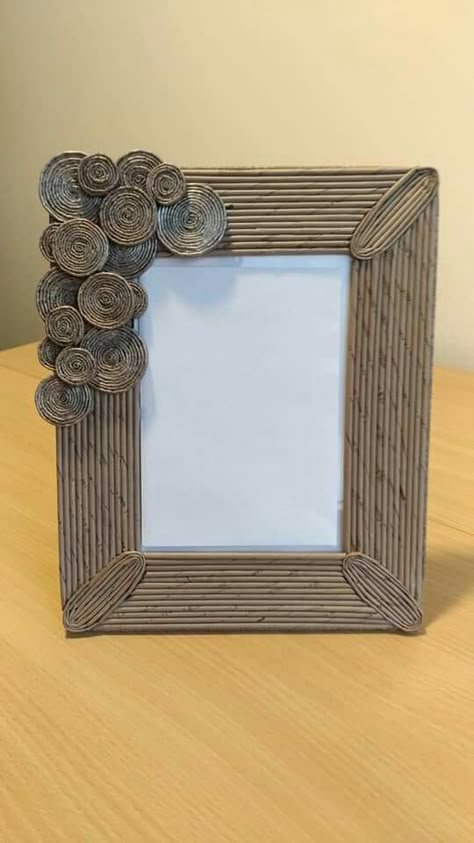 Recycled Photo Frames Diy Crafts, Cardboard Frame Diy Wall Decor, Diy Bingkai Foto, Cardboard Frame Diy, Diy Photo Frame Cardboard, Recycled Magazine Crafts, Frames Diy Crafts, Newspaper Crafts Diy, Newspaper Craft