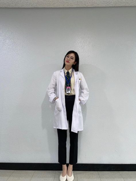 Doctor Work Outfit, Medical Student Outfit, White Coat Outfit, Medical Student Motivation, Doctor Outfit, Medical School Inspiration, Medical Outfit, Outfit Korean, Won Young