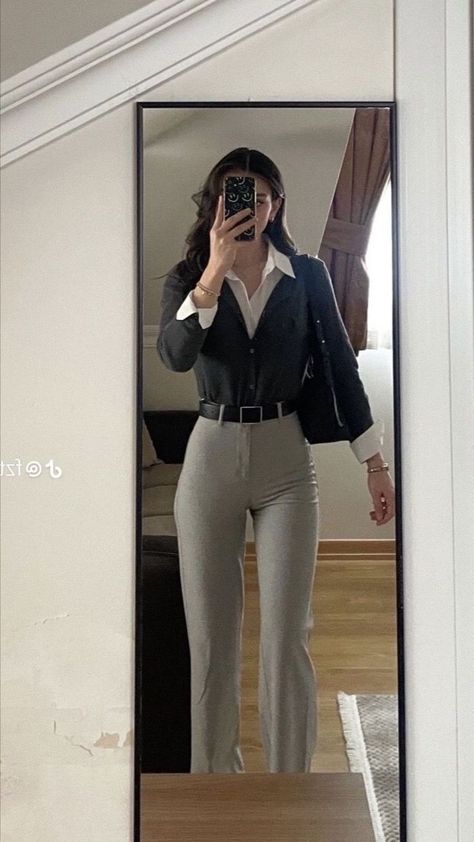 Flare Slacks Outfit, Office Corporate Outfit, Old Money Office Outfit, 28 Year Old Fashion, University Fashion, Cute Professional Outfits, Old Money Fashion, Money Fashion, Corporate Style