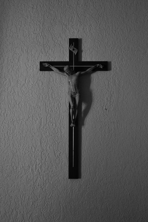 Crucifix Art, Christian Graphics, Catholic Crucifix, Catholic Cross, Dark Art Photography, Black And White Photo Wall, Gothic Aesthetic, Black And White Aesthetic, Catholic Art