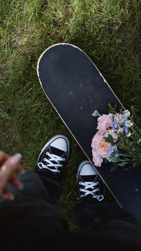 #converse #flowers #skateboard #summer #summervibes #girl Aesthetic Pictures Converse, Skater Wallpaper Iphone, Skater Girl Shoes, Converse Pictures, Converse Skateboard, Converse Flowers, Skateboard Summer, Girls Skateboarding, Skateboarding Photography