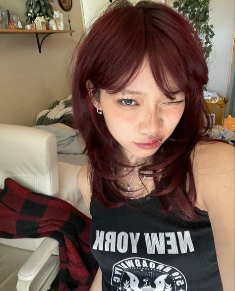 K Pop Hair Color, Red Dyed Hair Ideas, Cola Red Hair, Cherry Cola Red Hair, Dark Cherry Red Hair, Dark Colored Hair, Hair Color Aesthetic, Red Dyed Hair, Makeup Feminine