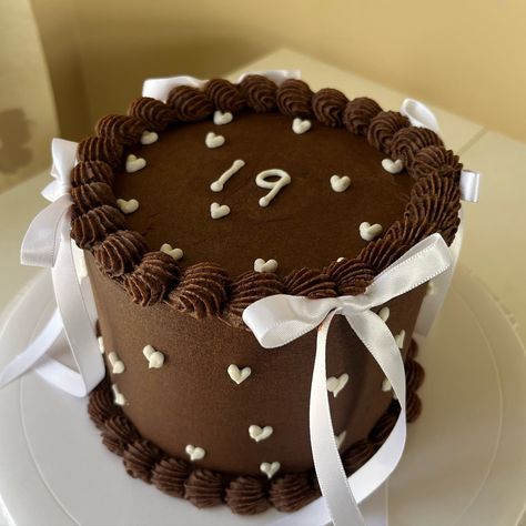 1 9 🤎🤍 #yyccakes #cakeinspiration #cakewithbows Birthday Chocolate Cake Design, Chocolat Cake Design, Cake Decorations Chocolate, All Chocolate Cake Decorations, Chocolate Bday Cake Ideas, Cute Chocolate Cake Designs, Vintage Chocolate Cake Decoration, Brown Birthday Cake Ideas, Twenty Seven Birthday Cake