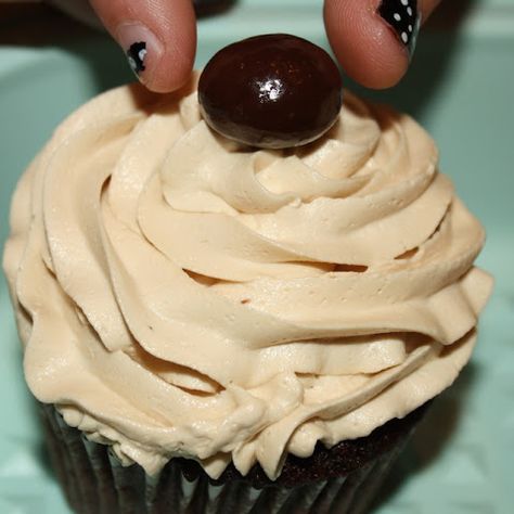 Mocha Cupcakes with Cappuccino Frosting Cappuccino Frosting, Cappuccino Cupcakes, Mocha Cupcakes, Food Lovers Recipes, Coffee Cupcakes, Novelty Birthday Cakes, Mango Cake, Delicious Cupcakes, Unsweetened Cocoa Powder