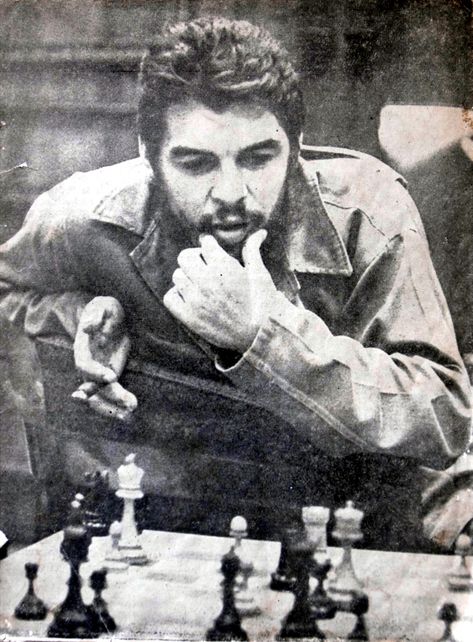 Che Guevara: Iconic Image and the Complex Duality - Yeri Martinez-Vallejo - Medium Che Quevara, Che Guevara Photos, Che Guevara Images, Che Guevara Quotes, Che Guevara Art, Chess Quotes, Ernesto Che Guevara, Ernesto Che, Playing Chess