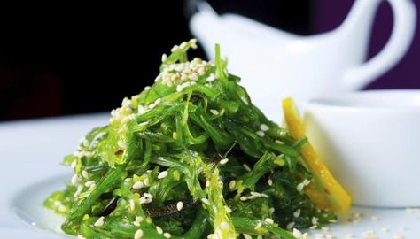 Seaweed: It's not just for wrapping sushi Wakame Salad, Sushi Co, Kidney Friendly Diet, Wakame Seaweed, Kidney Friendly Foods, Vegan Challenge, Cold Lunches, Sea Vegetables, Kidney Friendly