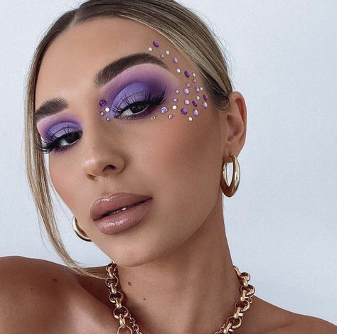 cabernetqween 🍷 | Festival eye makeup, Festival makeup glitter, Rave makeup Edc Makeup, Festival Eyeshadow, Glitter Carnaval, Festival Eye Makeup, Music Festival Makeup, Shani Grimmond, Purple Eyeshadow Looks, Purple Makeup Looks, Gem Makeup