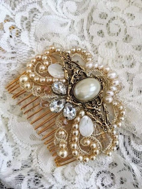 Regency Hair Accessories, Golden Accessories Jewelry, Bridgerton Hair Accessories, Victorian Hair Accessories, Hair Comb Aesthetic, Vintage Accessories Aesthetic, 1890s Accessories, Broaches Vintage, 1800 Accessories