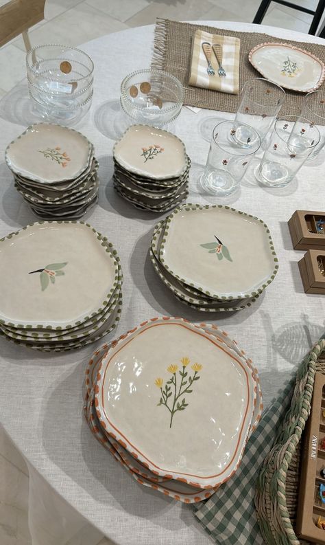 Cottagecore Plate Set, Homemade Plates Diy Gifts, Serving Platters Ceramic, Plate Sets Aesthetic, Pottery Place Ideas Painting, Cute Pottery Plates, Cottage Core Pottery, Pottery Platter Ideas, Ceramics Ideas Pottery Wheel