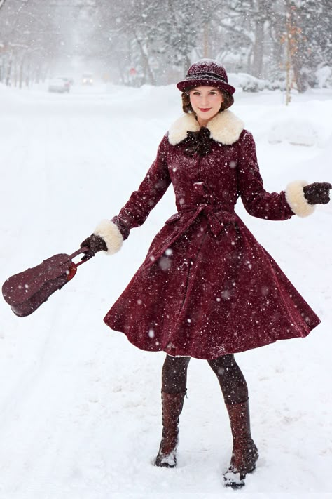 Vintage Winter Fashion, Cottagecore Fashion, Retro Pin Up, Vintage Inspired Outfits, Vintage Winter, Moda Vintage, Vintage Coat, 50s Fashion, Look Vintage