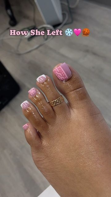 𝙄𝙎𝙔 𝙉𝙖𝙞𝙡 𝙎𝙩𝙪𝙙𝙞𝙤 🧸 on Instagram: "I’ve been having fun with freestyles on toes 🥹😍. I love adding toe rings ♡ ♡ ♡ (@indiastyledyou) ———————————————— #baltimoremaryland #dmvnailtech #explorepage #ilovenails #blacknailtech #famousnails #nailsoftheday #instagram #shaderoom #viralnails #prettynails #acrylictoes #creative #nails #indiastyledyou" Christmas Manicure And Pedicure, Matching Christmas Nails And Toes, Christmas French Tip Toes, Pink Christmas Pedicure, Holiday Toenails Winter, Pink Christmas Toe Nails, Toe Nails Ideas Christmas, Acrylic Toes Christmas, Christmas Nails And Toes Matching