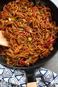 Chicken Chow Mein Recipe, Hoisin Chicken, Fry Noodles, Chow Mein Recipe, Dark Soy Sauce, Chicken Chow Mein, Amazing Food Videos, Stir Fry Noodles, Tasty Videos