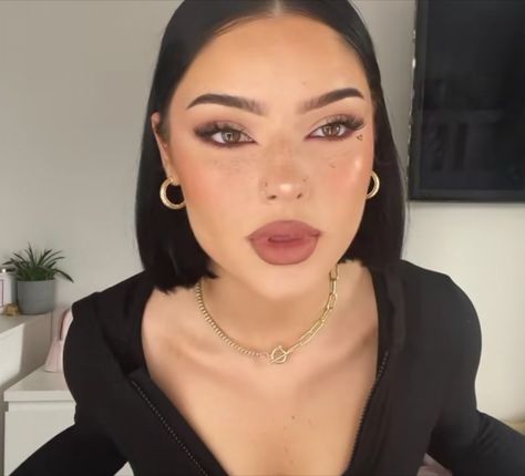 Unaprocable Makeup Look, Mob Wife Aesthetic Makeup, Attractive Makeup Looks, Unaprocable Makeup, Unnaprochable Makeup, 90s Makeup Looks Latina, Full Beat Makeup, 2023 Makeup Looks, High Visual Weight Makeup