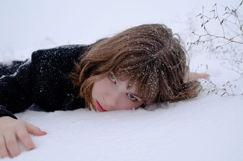 Snow Portraits, Snow Portrait, Winter Drawings, Woman Laying, Snow Photoshoot, Winter Shoot, Models To Draw, Snow Pictures, Winter Outfits Aesthetic