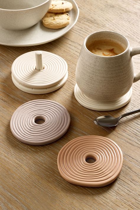 Clay Cup Coasters, Easy Clay Coasters, Things To Make Out Of Clay Useful, Clay Art Useful, Clay Inspiration Easy, Simple Pottery Projects, Air Clay Coasters, Ceramic Easy Ideas, What To Make Out Of Clay Easy