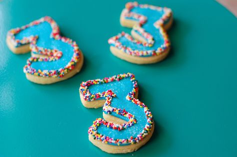 Love these sprinkle-outlined cookies...the blue frosting has disco dust for added sparkle Number 5 Cookies Decorated, Party Ideas Disco, Number Cookies, Pig Cakes, Sprinkles Party, Sprinkles Birthday Party, Cake Number, New Birthday Cake, Party Food Dessert