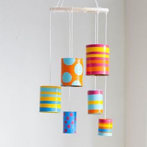 Use old cans and paint to create this charming wind chime. Carillons Diy, Mommo Design, Kid Friendly Crafts, Sensory Garden, Recycled Tin, Tin Can Crafts, Diy Wind Chimes, Living Modern, Tin Cans