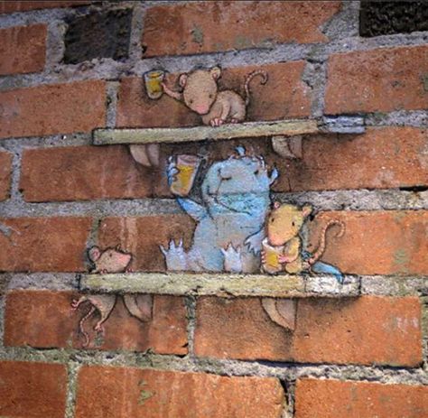 chalk art 4 Guerilla Art, Street Chalk Art, Chalk Artist, David Zinn, Pavement Art, Art Humor, Brick Art, Sidewalk Chalk Art, Sidewalk Art