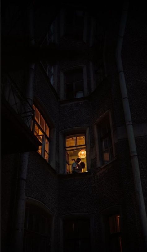 I Look In Peoples Windows Aesthetic, Romantic Wallpaper Couple, Night Aesthetic Wallpaper Iphone, Night Couple Aesthetic, Romantic Aesthetic Wallpaper, Couple Aesthetic Wallpapers For Iphone, Classic Love, Romance Art, My Kind Of Love