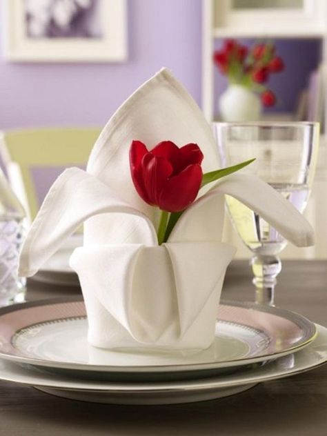 Cute napkin folding idea. Diy Napkin Folding, Napkins Folding, Napkin Folding Tutorial, Beautiful Napkin Folding, Fancy Napkin Folding, Folding Napkins, Cloth Napkin Folding, Napkin Folding Ideas, Breakfast Table Setting