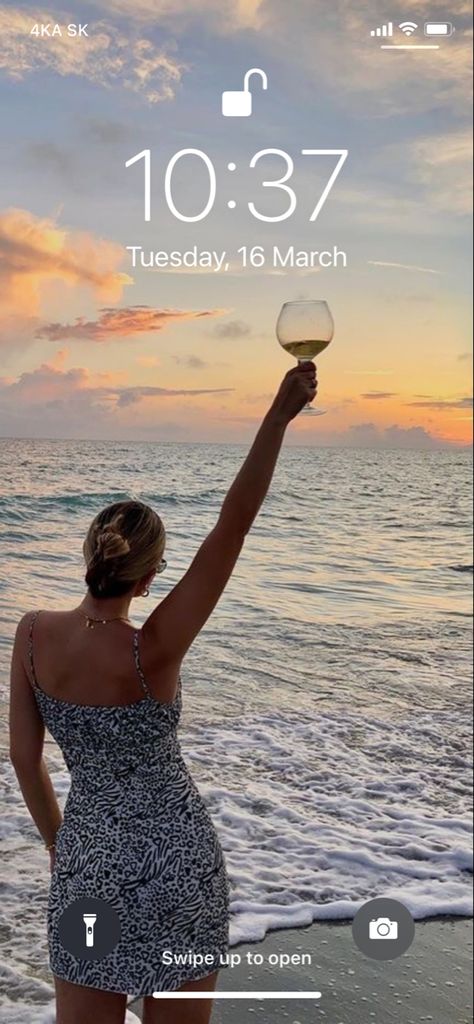 40 Birthday Photoshoot Ideas Beach, Birthday Vacation Pictures, Beach Picnic Pictures Poses, Beach Bday Party Ideas Aesthetic, Birthday Beach Pictures Aesthetic, Beach Birthday Outfit Ideas, New Years Beach Pictures, Beach Wine Photoshoot, 21st Birthday Photoshoot Beach