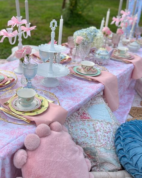 🎀Love Shack Fancy🎀 inspired picnic by @the.boho.barn intimate gatherings and luxury picnics! Decor & design: @the.boho.barn Cake & cupcakes: @angiecakes_alfonsos #statenislandluxepicnics #nycluxepicnics #statenislandpartyrentals #statenislandeventplanner #statenislandpicnics #loveshackfancy #batmitzvah #statenislandbirthdayparty Love Shack Fancy Picnic, Love Shack Fancy Birthday Party, Love Shack Fancy Party, Girly Picnic, Loveshackfancy Aesthetic, Fancy Birthday Party, Barn Cake, Luxury Picnics, Birthday 16