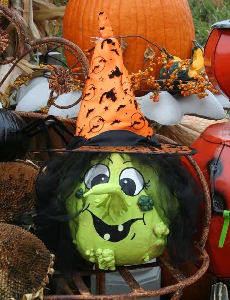 Painted pumpkin and gourd to make a witch Halloween Gourds, Creative Pumpkin Decorating, Witch Painting, Dekorasi Halloween, No Carve Pumpkin Decorating, Pumpkin Decorating Contest, Pumpkin Decorating Ideas, Pumpkin Contest, Labu Halloween